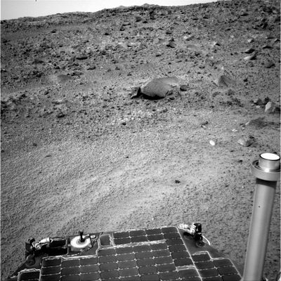 This is the world around Spirit... (1) - Sol 549
Non crediamo che si possa trovare un titolo migliore per descrivere la costante sorpresa e meraviglia - ed anche inquietudine... - che ci viene riservata dal "Mondo intorno a Spirit": si tratta di rocce, simil-rocce, ventifacts (o artifacts, secondo qualcuno), Singolarità ed Anomalie di superficie vere e proprie.
Ultima "trovata" (ma non per questo la meno importante): alcuni rilievi che si trovano intorno a Spirit sono "impossibili" e cioè: quanto vediamo - o crediamo di vedere - in alcune fotografie non esiste e non può esistere in Natura così come ci appare.

Che cosa c'è realmente su Marte?
Parole chiave: Mars rocks, sand and debris - Controversial image