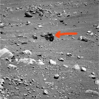 Beautiful and strange rocks (2) - Sol 550
Guardate la roccia indicata dalla freccia e cercate di capire come poggia sul suolo Marziano...
Parole chiave: Mars rocks, sand and debris - Controversial image