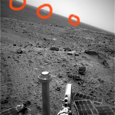 Dust Devils in the distance! - Sol 551
Ancora una serie di (almeno) 3 Dust Devils che si "sfogano" all'orizzonte, non molto lontani - comunque - da Spirit.
Dati NASA ufficiali:"Left NavCam Non-linearized Full frame EDR acquired on Sol 551 of Spirit's mission to Gusev Crater at approximately 13:14:57 MLT".
Parole chiave: Mars Panorama - Dust Devil