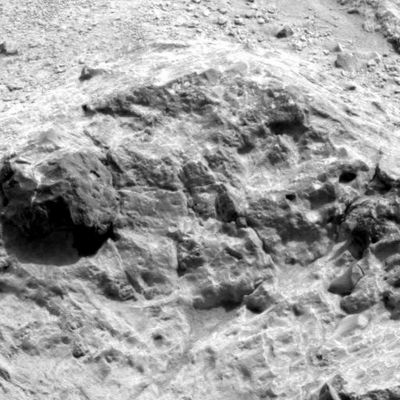 Spectacular and strange stones (1) - Sol 554
Saremmo ingiusti se dicessimo che la NASA non ha mai effettuato riprese significative di rocce "anomale" da distanza molto ravvicinata: in realtà di riprese di questo tipo ce ne sono state. Ma siamo sicuramente nel giusto quando sottolineiamo che mai, come in questi ultimi Soles, il Rover Spirit si è impegnato nel fotografare le rocce spettacolari e curiose che lo circondano.

Forse un nuovo interesse - non solo scientifico, ma anche "artistico" - nei confronti delle pietre Marziane da parte della NASA? Probabilmente no. A nostro parere si tratta solo di una serie di scatti effettuati per cercare le rocce che, a parere dei Controllo Missione, vanno avvicinate e studiate in maniera più approfondita. Il fatto che le istantanee ravvicinate di massi e pietre siano aumentate ultimamente dovrebbe essere un puro caso.
Parole chiave: Mars rocks, sand and debris