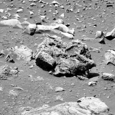 Rocks: Sol 555 (3)
Caption NASA:"Right PanCam Non-linearized Sub-frame EDR acquired on Sol 555 of Spirit's mission to Gusev Crater at approx. (...) MLT. Camera commanded to use Filter 1".

Nota: non si tratta di un nostro errore/omissione: la caption NASA è incompleta. Inoltre, come potrete notare attraverso il frame successivo, il cambio di filtro/colore (ma l'angolo di ripresa è lo stesso!) produrrà una clamorosa diversità (solo apparente?) degli oggetti ripresi nelle due foto panoramiche. 
Tralasciando ogni discussione sulla Buona o sulla Malafede della NASA (ognuno può vederla come vuole), non credete che questo modo di "fare ricerca" non aiuta molto la causa della chiarezza, anzi...confonde ancora di più delle "acque già abbastanza torbide" (e scusateci la metafora)?!?
Parole chiave: Mars rocks, sand and debris