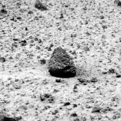 Rocks: Sol 555 (5)
Si tratta di una semplice roccia con un'ampia crepa alla base (il solito punto di accesso/uscita) che ci sembra tanto un déjà vu, oppure di una sorta di "uovo Marziano" o magari, come può sembrare una volta che si è cambiato il filtro/colore (guardate il prossimo frame), si tratta della sommità di una struttura artificiale (tipo piramide) di modeste dimensioni?

Scherzi a parte, ecco cosa dice la NASA..."Left PanCam Non-linearized Sub-frame EDR acquired on Sol 555 of Spirit's mission to Gusev Crater at approx. 12:06:36 MLT. Camera commanded to use Filter 2".
Parole chiave: Mars rocks, sand and debris - Controversial image