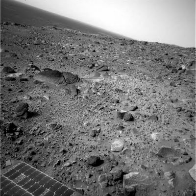 New strange rocks (1) - Sol 562
Una nuova breve panoramica sui dintorni del Rover Spirit, a caccia di rocce dalle forme strane (ce ne sono tante, credeteci!) e, soprattutto, a caccia di inspiegabili (?) manipolazioni dei frames, operate con tecniche piuttosto rozze.
Questa storia delle manipolazioni sui Mars Frames ci richiama alla mente le analoghe manipolazioni (ancora una volta fatte molto male) che sono state fatte su svariati Apollo Frames. 
Citiamo l'Amico Alessio Feltri:"... i "Profeti del Moon Hoax" commettono il solito banalissimo errore: chissà per quale motivo rifiutano le foto e poi accettano le versioni ufficiali su temperatura, atmosfera, composizione chimica ecc. Ma non gli viene mai in mente che proviene tutto dalla stessa fonte? E' evidente che sulla Luna non c'è un'atmosfera estesa come quella terrestre (gli spettroscopi esistevano anche prima della NASA), ma di lì a dire che di atmosfera non ce n'è affatto, bisogna proprio essere dei gran creduloni - dato molto grave per dei dissacratori).
Parole chiave: Mars rocks, sand and debris