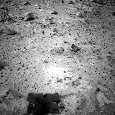 New strange rocks (3) - Sol 562
Ringraziando come sempre il Dr Feltri (e contestualmente accantonando una volta per tutte - non vogliatecene! - le chiacchiere degli "Esperti di Beffe Lunari"), ritorniamo al punto al quale accennavamo in precedenza: la ricerca più interessante, ormai, non è solo (e, diremmo, non è tanto...) quella delle Singolarità e/o delle Anomalìe, bensì quella delle (forse non più tanto inspiegabili) "manipolazioni".
Solo che il nostro approccio (un pò più costruttivo ed anche un pò più suggestivo ed intrigante di quello dei Moon&Mars Hoaxisti...) NON parte dalla posizione "Le foto Spirit ed Opportunity, al pari delle foto Apollo, sono fatte negli Studios della LucasFilm o della Industrial Light & Magic), ecco perchè son piene di strafalcioni". 
Andiamo: non crederete davvero che alla NASA sìano davvero così idioti! Sulla Luna e su Marte ci siamo andati e, sia pure solo con mezzi a guida remota, ci siamo ancora: perchè continuare a raccontare sciocchezze ed a taroccare i frames? 
Parole chiave: Mars rocks, sand and debris