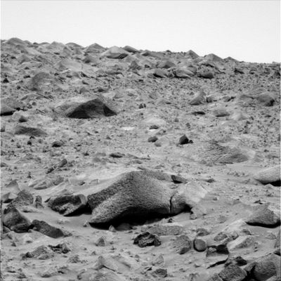 New strange rocks (6) - Sol 562
Falsità e mostruosità che riusciamo solo ad intuire ma sulle quali, forse,  potremmo lavorare di più e meglio se non ci fossero così tanti personaggi che, non avendo di meglio da fare e/o da credere, continuano a ripetere "Ma perchè indagare? E' tutta 'fiction', sono tutte corbellerie...".

Beh, forse noi di Lunar Explorer (e di tante altre Associazioni di Ricerca) saremo anche dei sempliciotti e dei creduloni, ma una cosa l'abbiamo capita: è comunque cosa molto più costruttiva e sana il cercare di capire le ragioni del Presente, piuttosto che continuare ad infierire sulle spoglie del Passato.

Questa piccola prolusione, vuole essere una risposta a coloro che ci hanno scritto "rimproverandoci" di credere alla NASA ed alla Propaganda  Americana. Attenzione: in primo luogo, la Scienza e la Storia che Vi raccontiamo l'abbiamo vissuta, oltre che studiata, sulla nostra pelle e non ci siamo limitati a guardarla sul Discovery Channel oppure a leggerla sulle pagine di qualche Sito nato negli ultimi 4 o 5 anni.
Parole chiave: Mars rocks, sand and debris
