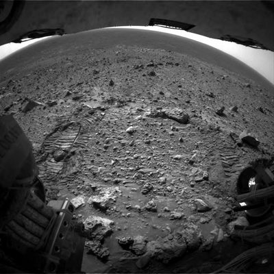 New strange rocks (7) - Sol 562
In secondo luogo (ed infine), la Scienza e la Storia non la fanno soltanto la NASA e la Propaganda Americana: la Scienza e la Storia l'hanno fatta e la fanno anche gli Scienziati ed i Ricercatori che - prima - guardano, leggono, studiano e si documentano a 360° e - poi - provano, rischiando sempre la faccia (e, qualche volta, anche la Vita...), ad esporre le proprie Ragioni e Teorie con autonomia e con coraggio.

E se ci sbagliassimo? E se avessimo davvero buttato via Vita, Lavoro e denaro inseguendo una leggenda? 
Ebbene, se così fosse, sarà ancora una volta la Storia ad esprimere il Suo - inappellabile - Giudizio.

Ma noi siamo molto fiduciosi anche se, purtroppo, questo Giudizio - che, insieme a tanti altri, attendiamo con trepidazione... -, rischia di arrivare solo fra qualche secolo...
Parole chiave: Mars rocks, sand and debris