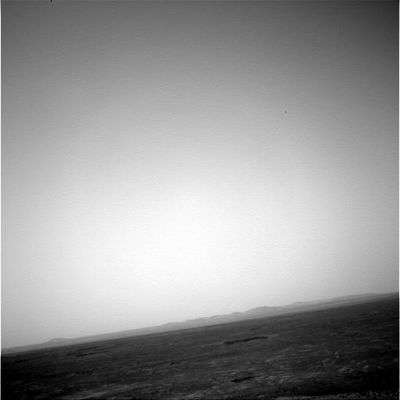 In the silence of the morning... (2) - Sol 564
...e, visivamente parlando, esso appare notevolmente più piccolo di quanto non appaia dalla Terra. Ora questa lontananza, a nostro parere, non può non produrre anche una sostanziale differenza di "luminosità dell'atmosfera".
Avevamo già accennato, in passato, all'eventualità che il giorno pieno di Marte potrebbe assomigliare, in fondo, ad un (assai) luminoso crepuscolo terrestre.
Comunque sia, le immagini che ci arrivano dal Pianeta Rosso, sia che si riferiscano alle ore del suo mattino, sia che si riferiscano al pomeriggio (iniziale o tardo) o anche alle primissime ore della sera, sembrano dimostrare una sostanziale uniformità - nel tempo - delle condizioni di luce del Pianeta.

A noi questo rilievo sembra, in fondo, abbastanza strano. Pensate che la NASA abbia detto qualcosa al riguardo? Non che ci consti.
E le foto a colori, che sarebbero potute essere di un qualche aiuto, sono ormai rarissime e sono - SEMPRE - il prodotto di "collages" che coprono decine di Soles. 
Parole chiave: Mars Panorama