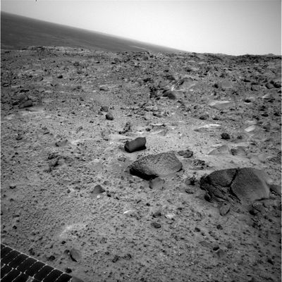 On the way to the summit: the Paradise of Geologists... (1) - Sol 565
Forse si tratta di un nome sciocco o di una banalizzazione, ma dopo quello che abbiamo visto e che continuiamo a vedere intorno a Spirit non ci sembra che esista un altro modo per definire questo mondo di pietre, simil-pietre, rocce, rocce anomale, sassi, polveri e macigni (ora più ed ora meno vagamente antropomorfici...). Siamo in una sorta di "Paradiso dei Geologi", e su questo crediamo che nessuno abbia da ridire. Che poi, in questo "Paradiso", vi sìano soltanto rocce...Beh, noi non ci giureremmo.
Parole chiave: Mars rocks, sand and debris