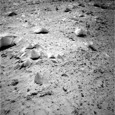 On the way to the summit: the Paradise of Geologists... (3) - Sol 565
Uno dei punti cruciali che dividono gli Anomaly Hunters di Enterprise Mission e di altri Istituti e Fondazioni di Ricerca - Americani e non - dai Ricercatori di Lunar Explorer è, almeno a nostro avviso, nel fatto che quello che noi cerchiamo di portare alla Vostra attenzione non attiene la presunta (ed assolutamente improbabile) origine artificiale degli oggetti curiosi che vediamo intorno a Spirit! 
Gli oggetti (corpi, pietre, ventifacts o artifacts, chimateli come volete) che circondano Spirit sono ANOMALI in sè stessi e non perchè ASSOMIGLIANO ad altri oggetti di uso familiare e da noi riconoscibili per associazione.
Insomma: una roccia semisferica, con un'apertura sulla sommità (come ne vedemmo una qualche mese fa), è senza dubbio una "roccia anomala" (anzi: MOLTO anomala!), MA NON E' - necessariamente - una "pentola" dimenticata da qualche Marziano distratto o a dir poco miracolosamente sopravvissuta attraverso le ere e le catastrofi che hanno pesantemente segnato il Pianeta Rosso!
Parole chiave: Mars rocks, sand and debris