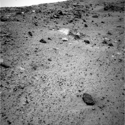 On the way to the summit: the Paradise of Geologists... (4) - Sol 565
Quando guardiamo le immagini in arrivo da Marte cerchiamo - è un nostro consiglio - di tenere ben presente che ci sono alcuni milioni di Km che dividono questi due Mondi e, se vogliamo essere pragmatici, dobbiamo anche ritenere fortemente improbabile (se non addirittura azzardata) l'eventualità che questi due Mondi, sebbene simili, da certi punti di vista, possano aver dato origine, in tempi diversi, alla stessa Specie Vivente Dominante (ci riferiamo a quella che attualmente popola il Pianeta Terra) ovvero a Specie Viventi Dominanti incredibilmente affini, anche dal punto di vista della loro crescita e dello sviluppo dei loro processi sensoriali, intellettuali, associativi, culturali etc.

Il Rasoio di Okkam ci sarà ancora una volta di aiuto: è più probabile che quanto vediamo circondare il Rover Spirit sia un residuo - ormai divorato (a dir poco) dal Tempo - di una Civiltà affine alla nostra, oppure che si tratti di oggetti/corpi/artifacts/ventifacts assolutamente indigeni, propri ed esclusivi di Marte?
Parole chiave: Mars rocks, sand and debris
