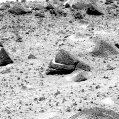 Anomalous rock (1) - Sol 567
Ecco che cosa intendiamo quando parliamo di rocce anomale "in sè": non è il caso di vedere dei ruderi in questa roccia spaccata, sebbene la frattura che la percorre sia davvero inusuale...

Original caption:"Left PanCam Non-linearized Sub-frame EDR acquired on Sol 567 of Spirit's mission to Gusev Crater at approx. 12:44:21 MLT. Camera commanded to use Filter 2".
Parole chiave: Mars rocks, sand and debris - Controversial image