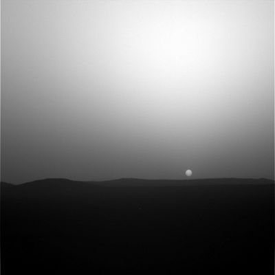The Sun, fading in the dust - Sol 569
Una delle immagini che chiamiamo "artistiche", ci mostra un Sole - il cui disco appare davvero molto ben definito - che occhieggia dagli strati più nebbiosi di Marte. Il concetto di Opacità Atmosferica, in questo caso e con questa fotografia, viene spiegato in maniera chiara.
A titolo di curiosità, se portate il frame sino al full-size e poi provate ad aumentarne - leggermente - il contrasto e la definizione, noterete che dalla pianura dui Gusev Crater, immersa nel buio, emerge una piccola scintilla (di 6 pixels di dimensione) che non sembra essere un photo-artifact.
Fenomeno Marziano Transitorio o riflessi del Sole su qualcosa?
Parole chiave: The Sun from Mars