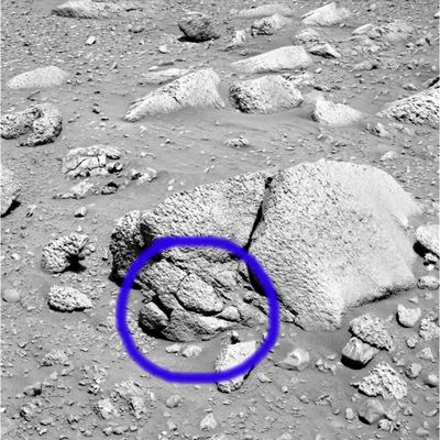 Strange things... (2) - Sol 570
Da guardare, con estrema attenzione, la grande roccia e, in particolare, la sua porzione cerchiata in blu: potrebbe trattarsi, a dispetto della prima apparenza, di una serie di "cracks" impossibili.
Parole chiave: Mars rocks, sand and debris - Controversial image