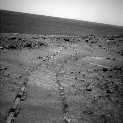 Panorama and distant mountains (3) - Sol 574
Frame di chiusura della mini-panoramica: c'è anche un DD all'orizzonte. Lo vedete?!?
Parole chiave: Mars Panorama - Gusev Crater