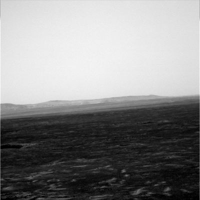 Horizon - Sol 575
Un'immagine ridondante, ma curiosa, che ci spinge ancora una volta a riflettere sulla possibile natura di questo forte contrasto "luce-ombra" che caratterizza l'orizzonte più prossimo (che appare buio) rispetto alle lontane colline (che appaiono chiare e luminose). Si tratta forse di una conseguenza del filtro/colore usato - ipotesi tutto sommato accettabile - oppure, pensando anche a quanto vediamo a volte qui, sulla Terra, c'è una formazione nuvolosa che ha oscurato una porzione del paresaggio (ipotesi, per la Regione di Gusev Crater, alquanto improbabile)?
Parole chiave: Mars Panorama - Controversial