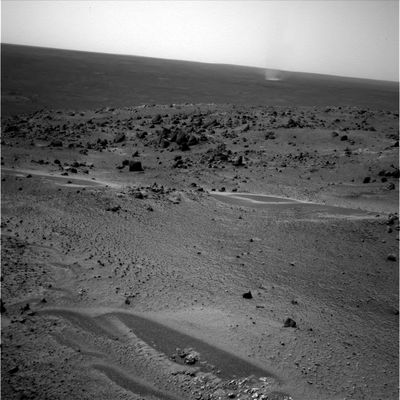 A "huge" DD is on sight! - Sol 578
Un nuovo Dust Devil (DD) è alle viste, neanche troppo lontano (diremmo tra i 7 e gli 800 mt), ma alto e possente, come al solito. Il grande DD, come il suo ruolo gli 'impone', sta rimodellando il suolo del Pianeta Rosso e, forse, sta anche cancellando le impronte lasciate dal Rover durante la sua marcia di avvicinamento alla Husband Hill. E' un vero peccato che, a fronte delle decine di DD inquadrati da Spirit, il suo gemello Opportunity non sia riuscito a "catturarne" neppure uno.
Ma forse non è stata sfortuna: forse, dalle parti di Meridiani, non ci sono DD da riprendere e, a ben vedere, forse non soffia neppure un alito di vento...
Parole chiave: Dust Devil