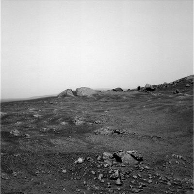A splendid outcrop is on sight... - Sol 578
Difficile trovare un titolo diverso per questa bellissima immagine che ci mostra, assieme al consueto panorama fatto di rocce e dunette, un outcrop che non esitiamo a definire "splendido". 
Noi non sappiamo quale sia la causa (geologica, atmosferica o...altro) che ha determinato la assoluta e spettacolare unicità delle rocce di Marte ("unicità", naturalmente, dal nostro specifico punto di vista), ma una cosa sembra certa: nessuno (NESSUNO!), a parte lo Staff di Lunar Explorer Italia - e qualche altro Ricercatore isolato -, sembra dare alcun peso a questi "messaggi" di pietra che, forse, sono molto più significativi di quanto sia possibile (oltre che ragionevole) immaginare. 

Certo, i più pragmatici fra Voi Lettori obbietteranno che, in fondo, più che analizzare la composizione di una pietra non si può fare e noi, sempre in fondo, potremmo anche essere d'accordo. 
Ma siamo davvero certi che TUTTE le pietre che vediamo sono realmente pietre? Come spiegare alcuni "movimenti" superficiali...
Parole chiave: Mars rocks, sand and debris