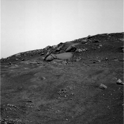 Rocks and Outcrops (1) - Sol 578
...(inequivocabilmente esemplificati dall'animazione prodotta dal Dr Feltri e relativa al Sol 52 di Spirit) i quali sembrano dimostrare che, su Marte, qualcosa "si muove"?
Sapete quanti Ricercatori ed Appassionati, in Italia e nel Mondo, hanno già notato questi fenomeni? Svariate migliaia! Il problema è che, senza il supporto di un'adeguata "eco mediatica", nessuna scoperta - per certa, inconfutabile ed incredibile che sia - può riuscire a rompere il "muro di silenziose certezze" che è stato mirabilmente costruito intorno a quello che noi chiamiamo "Sapere Convenzionale".

Attenzione: Lunar Explorer Italia non è formata nè da Scienziati (o pseudo-tali...), nè da Profeti (come invece sembra ormai esserlo qualche Illustre Ricercatore d'Oltreoceano). 
Siamo solo degli Appassionati che hanno capito dove guardare e che - dateci un piccolo credito - non sono stati ancora del tutto rimbecilliti dalle chiacchiere degli "Esperti" che, da anni, ripetono sempre le stesse cose... 
Parole chiave: Mars rocks, sand and debris
