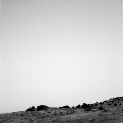 Sky-line - Sol 579
Un frame all'apparenza insignificante ma, ad una visione più accorta, molto suggestivo e che non risparmia "vedute" su curiosi macigni e su rocce appuntite che, già da molto rempo, avevamo notato - assieme a molti altri Ricercatori ed Appassionati - che caratterizzano la Collina Husband.
Parole chiave: Mars Panorama - Mars rocks, sand and debris