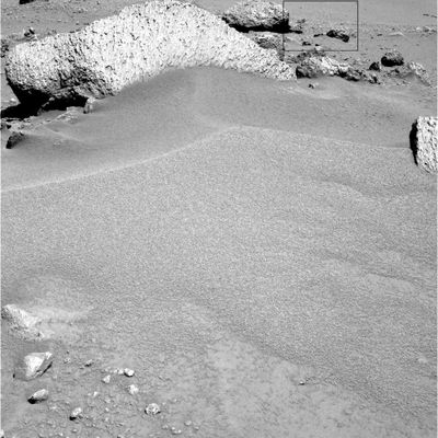 Another case of tampering? - Sol 582
Un'immagine che "profuma" di capziosa manipolazione (--->tampering) ci viene proposta, ancora una volta, dal nostro attento Amico Massimo Granzo. 
In questo frangente, come in molti altri casi analoghi, più che la tecnica manipolatoria adottata ed i suoi apparenti risultati, occorre spendere qualche parola su coloro che, queste immagini, le guardano per studiarle, per analizzarle e, in fondo ed infine, per capirle. 
Queste presunte "manipolazioni", va detto, il giorno (speriamo prossimo) in cui venissero inequivocabilmente dimostrate, si rivelerebbero come un clamoroso e gravissimo "autogoal" da parte di colui/coloro che le ha/hanno concepite e realizzate. 
La credibilità nei Programmi Spaziali "fluttua": queste operazioni, ahinoi, non aggiungono nè prestigio, nè mistero. Queste operazioni distruggono quella credibilità che ancora esiste e riescono a menomare la fiducia negli Enti Spaziali che ancora tanti Ricercatori (Professionisti e non) nutrono e conservano.

Cui prodest?!
Parole chiave: Controversial Image