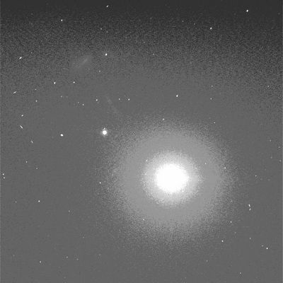 Martian night? (1) - Sol 585
Una serie di quattro scatti che, nel silenzio - ormai divenuto prassi - del Centro Controllo Missione NASA il quale non inserisce pi� da molti giorni le informazioni minime di riferimento sui frames pubblicati, dobbiamo cercare di interpretare "a naso"...
Ebbene, "a naso", si dovrebbe trattare di quattro fotografie del cielo di Marte nella notte e l'oggetto ampiamente sovraesposto potrebbe essere la "Doomed Moon" Phobos. L'oggetto, sebbene ci appaia di forma sferica, lascia comunque percepire la sua sostanziale irregolarit� ed il suo rapido e netto cambio di posizione nei 4 frames (osservate il corpo puntiforme - una stella? - posto alla Dx di Phobos come rifermento). 
Le altre tracce puntiformi che completano i frames potrebbero essere delle altre stelle mentre per le minuscole "strisce di luce" che si riescono ad intravedere qui e l�, opteremmo per i (sempre fantomatici) raggi cosmici.
Parole chiave: Martian Sky - Controversial