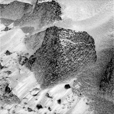Sometimes...Close views are like watching from orbit! (1) - Sol 586
Una serie di scatti, decisamente ravvicinati, relativi a diverse rocce che si trovano situate nelle immediate vicinanze di Spirit. 
Su questi frames Vi suggeriamo di svolgere almeno un paio di riflessioni:

1) ribadiamo: con i cambi di filtro/colore, sembra di guardare oggetti diversi (confrontate le prime due immagini ad esempio);

2) avete mai notato che frames come questi, se vengono guardati molto  attentamente, assomigliano incredibilmente ad alcune "vedute orbitali" della Sonda MGS?...
Parole chiave: Mars rocks, sand and debris - Controversial image