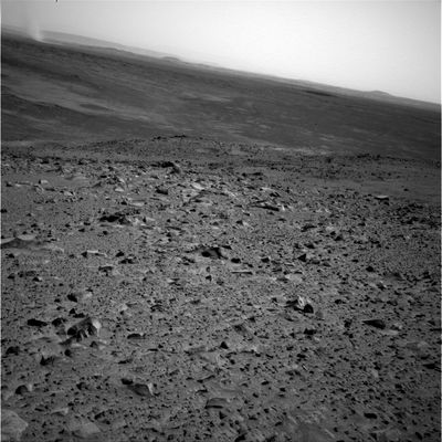 Dust Devil in the distance - Sol 589
Ancora un DD - di dimensioni davvero notevoli! - viene inquadrato dalla NavCam di Spirit dall'alto della posizione ultra-privilegiata che il Rover si è guadagnato attraverso mesi di peregrinazioni: il Summit di Husband Hill. Ma di immagini come queste ne abbiamo già proposte tante...Quello che ci interessa mostrarVi, invece, è quello che succede alla "qualità" dei frames Spirit del Sol 589, subito dopo questa bellissima immagine di un DD che spazza la pianura di Gusev.

Guardate i frames successivi, che ci mostrano quello che Spirit "guarda" mentre procede nella panoramica muovendo i suoi occhi verso la sua Dx...
Parole chiave: Dust Devil