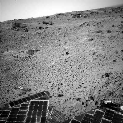 The "quality" of some of the Spirit Frames... (1) - Sol 589
Inutile spendere troppe parole per immagini come questa e come la prossima (ce ne sono molte altre, ma Ve le risparmiamo): la qualità, in termini di definizione e risoluzione dei frames, "precipita" in maniera così vertiginosa - guarda caso TUTTE LE VOLTE in cui si vanno ad inquadrare delle zone di Marte che appaiono ricche di pseudo-rocce -, che l'elemento che noi chiamiamo "casualità" ci viene spontaneo escluderlo. 
Ma, per favore, non credeteci sulla parola! Guardate ed analizzate Voi stessi queste immagini e provate a valutarle in rapporto ad altre, riprese durante lo stesso Sol e dalla stessa camera, magari solo a pochi minuti di distanza le une dalle altre.
Noi non sappiamo se il Centro Controllo Missione stia occultando delle scoperte o delle immagini "shock" (ma che cosa "si muove" su Marte?!?), ma è difficile restare impassibili davanti a frames di questo tipo.
Parole chiave: Mars Panorama - Mars rocks, sand and debris - Controversial