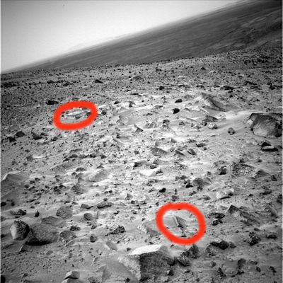Anomalous Rocks - Sol 590
Ormai di "rocce anomale" e/o "pseudo rocce" ne avete già viste a decine e quindi speriamo di non annoiarVi ma...Queste due rocce che abbiamo individuato e cerchiato in rosso meritano attenzione: la prima roccia (cerchiatura alla Vostra Sx) sembra essere davvero la parte superiore di una struttura artificiale (diremmo che si potrebbe trattare del rudere di un qualche tipo di basamento: notate, infatti, la incredibile regolarità e simmetricità del rilievo il quale, anche a causa della prospettiva, sembra proprio un "lingotto" di pietra).
La seconda "pietra", invece, sembra anch'essa appartenere a quella classe di rocce che il Prof. Hoagland & Co, chiamano "Mars Artifacts". 
Non si può dire di che cosa si tratti esattamente (un "cordolo" di pietra?), ma si può - diremmo ragionevolmente - supporre che "rocce" di questo tipo, in Natura, sono senz'altro molto "difficili da vedersi e trovarsi"...

E Voi che dite? Rocce strane, pseudo-rocce o antichissimi manufatti?!?
Parole chiave: Mars rocks, sand and debris - Highly Controversial image