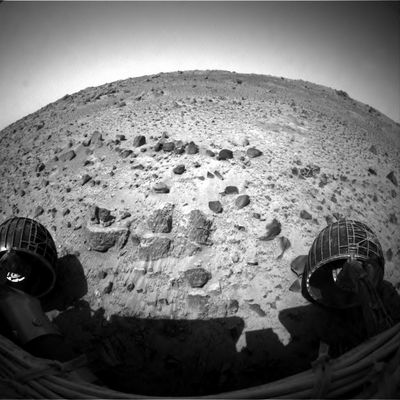 Rocks on the Top (1) - Sol 599
Una breve panoramica dalla Front e dalla Rear-HazCam di Spirit: 3 frames che ci fanno vedere qualche roccia interessante che caratterizza la zona del Summit di Husband Hill. 
Parole chiave: Mars rocks, sand and debris