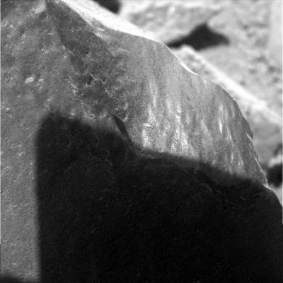 A smooth and strange rock, from very close... (2) - Sol 600
Questo lato della roccia, invece, ci sembra decisamente più realistico di quello precedente: i depositi di polveri sottili (e collose) sulla superficie di questo macigno ora sono ben visibili.
Ma quello che vorremmo farVi notare, per questo secondo tassello della panoramica ottenuta con il Microscopic Imager, attiene la roccia appuntita che si vede, sia pure leggermente fuori fuoco, in alto e sullo sfondo del frame.
Un altro dettaglio interessante che rende questi "Panorami Marziani" sempre più strani e controversi.
Parole chiave: Mars rocks, sand and debris