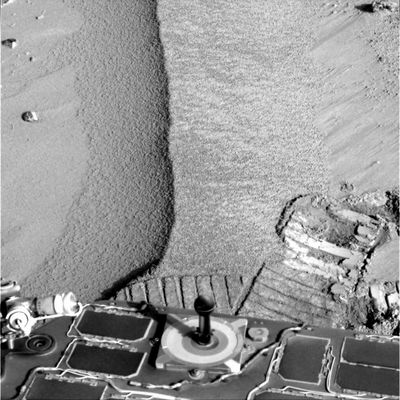 The very sharp edge of a dune - Sol 607
Un'autentica rarità: la cresta affilata di una duna Marziana - in tutto e per tutto simile ai Side-Winders che caratterizzano Meridiani Planum - a pochi metri da Spirit e dalla sua "meridiana".
Un frame bello, ben definito e, comunque, assolutamente degno di far parte della Collezione!
Parole chiave: Martian Dunes