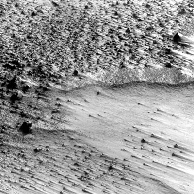 Wind-tails, just like wind-streaks - Sol 607
Un frame bello ed illusorio: le wind-tails (code di/del vento) che vediamo in questa immagine ravvicinata del suolo Marziano assomigliano molto ai wind-streaks che vengono, di tanto in tanto, fotografati dalle Sonde che orbitano intorno al Pianeta Rosso. 
La differenza? Le "wind-tails" sono - di regola - lunghe da un minimo di qualche centimentro ad un massimo di qualche decina di cm e, come ovvio, rappresentano un micro-dettaglio della superficie di Marte; i "wind-straks", invece, hanno lunghezze che vanno da qualche decina di metri a vari Km e rappresentano, dal canto loro, un macro-dettaglio della superficie Marziana (e non solo: pensate ai wind-streaks di Venere).

Eppure, in immagini, come questa, la loro somiglianza (da un punto di vista meramente visivo) è davvero incredibile...
Parole chiave: Wind-Tails