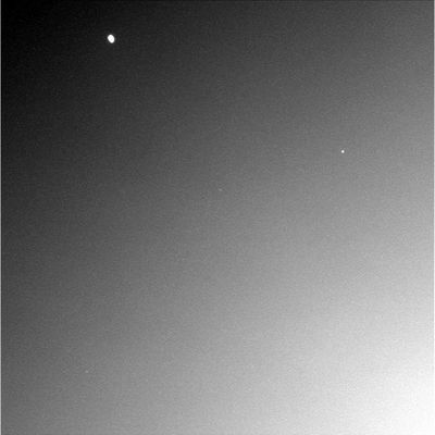 Setting Phobos (1) - Sol 611
Un corpo luminoso a forma di "tubero" (o di "fagiolo"...) si abbassa verso l'orizzonte di Marte, seguendo il Sole.
Le immagini, come sapete, non sono commentate, ma la nostra idea - che si basa, ormai, sulla conoscenza della NASA e delle sue tecniche di ripresa ripetitive - è che si tratti di Phobos il quale, ancora molto luminoso nelle prime ore del crepuscolo Marziano, si avvìa a chiudere il suo giro del cielo - ergo si avvìa a tramontare.
Le immagini, a volte, sono ingannevoli, ma in questo caso pensiamo di essere nel giusto.
In ogni caso le Vostre opinioni - se voleste esprimerle (ed in attesa che la NASA si pronunci, fra 10/15 giorni, su questi frames) saranno apprezzate.
Parole chiave: Martian Sky - Phobos at Sunset
