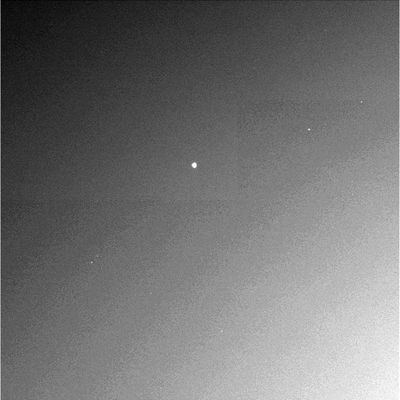 Setting Phobos (3) - Sol 611
Phobos, a quanto pare, inizia a "sbiadire" nella luce, ancora viva, del crepuscolo Marziano e nelle nebbie che avvolgono l'orizzonte celeste più prossimo al suolo del Pianeta Rosso. 
Parole chiave: Martian Sky - Phobos at Sunset