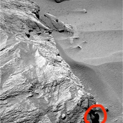 Stones - Sol 620
Anche questo macigno, la cui parte più interessante (e cerchiata in rosso) avremo occasione di vedere meglio nei frames relativi al Sol 622, è molto interessante e ci sembra che rechi su di sè le tracce - sotto forma di micro-scanalature e "striations" - di un'incessante azione erosiva. Venti o acqua? Vedremo che cosa ci dirà la NASA...
Parole chiave: Mars rocks, sand and debris
