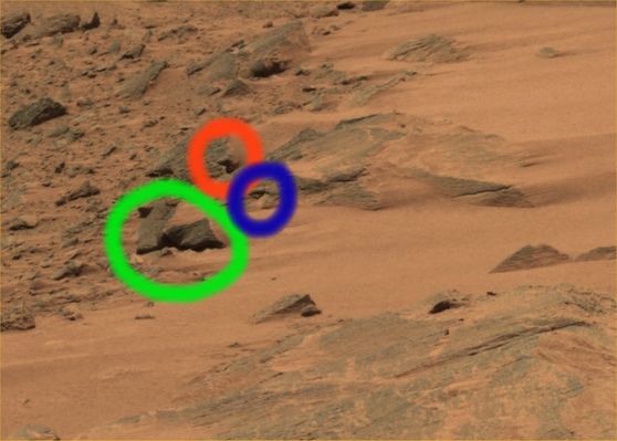 Fragments of a "strange" Panorama - Sol 622
Chiudiamo i "frammenti" di questo "strano" panorama (chiamato Everest, forse, perch� riprende Marte dall'alto) con questo dettaglio, il quale �  tanto bello quanto assurdo. 
Eppure esso � anche "chiaro", nell'evidenziarci alcune assurdit�.

Cerchiatura Verde: tratti lineari e precisi dividono le zone giallo-arancioni (ergo sabbiose?) di Marte, dalle zone grigio-scure (roccia). 
Questa � una assurdit� di dimensioni - davvero! - planetarie e chiunque abbia colorato il frame 1) o vuole dire qualcosa, o 2) � un poveraccio che sta imparando il mestiere...

Cerchiatura Rossa: un'ombra (se ombra �) impossibile, che caratterizza un rilievo (se rilievo �) impossibile)...

Cerchiatura Blu: che cosa sbuca dalla crepa che caratterizza il macigno scuro?
Parole chiave: Mars Panorama - Controversial