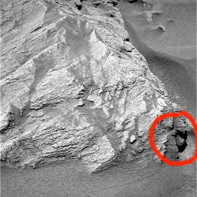 Stones - Sol 622
Ed ecco, a distanza di due Soles, il dettaglio che ci aveva colpito nel frame precedente e che abbiamo ricerchiato: anche questa roccia, dunque, sembra avere una sorta di apertura alla base dalla quale, in questo caso specifico, sembra "uscire" qualcosa. Le ipotesi azzardate non ci piacciono e la via degli "artifacts", che alcuni vedono dappertutto, �, a nostro parere, una via sbagliata. 
Tuttavia speriamo che ci perdonerete se per questa volta ci lasciamo andare e lanciamo una provocazione (o un'ipotesi esotica, se preferite): l'oggetto che fuoriesce dall'apertura posta sulla Sx della roccia in basso, sembrerebbe il residuo, profondamente deteriorato e quasi fossilizzato, di una "tubazione" di modesto diametro. 
Abbiamo visto qualcosa di simile, infatti, sia nella nostra (ormai sempre pi� degradata, ahinoi...) Pompei, sia in alcuni Siti Archeologi molto belli i quali ci mostrano dei modesti "frammenti" - letteralmente - di antichissimi insediamenti di matrice Romana in Israele, Libano e Giordania. 
Parole chiave: Mars rocks, sand and debris - interesting inner feature