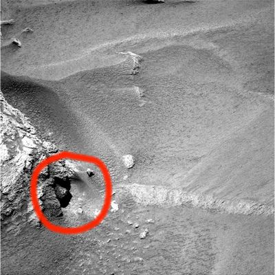 Stones - Sol 622
La nostra è, come già detto - ma è bene ripeterlo ancora... -, una semplice provocazione, ma non è una provocazione gratuita!
Quello che vorremmo dire e ricordare (a noi stessi ed a Voi) è che tanti oggetti che, all'inizio delle analisi, "sembrano qualcosa" poi, in realtà, ci mostrano di NON essere alcunchè di particolare.
Ma è altresì vero che tanti altri corpi che, ad una prima occhiata, NON sembrano rappresentare "nulla di particolare" alla fine delle analisi - raramente, ma succede... -  si rivelano come delle incredibili (e diciamo pure inimmaginabili) "sorprese". 
La NASA, purtroppo, non ci aiuta a capire e l'ESA (come il 99% degli Scienziati "Professionisti") se ne lava le mani di quello che i Rover ci mostrano (la paura di "far figuracce" è immensa, lo sapete...). E allora non resta che la serietà e la dedizione di Ricercatori ed Appassionati per cercare di "vedere qualcosa" oltre i "le polveri, i sassi ed i macigni" che costellano la superficie del Pianeta Rosso.

Peccato...
Parole chiave: Mars rocks, sand and debris - interesting inner feature