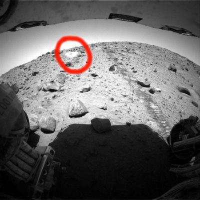 Various views (2) - Sol 639
La prima immagine era piuttosto anonima; decisamente meglio è questo secondo frame il quale ci propone - cerchiata in rosso - una roccia di forma piuttosto curiosa e che sembra avere qualcosa (poggiato?) nella (sulla) sua sezione centrale. 
Tutte le elaborazioni che abbiamo effettuato, però, non sono decisive a causa della non buona risoluzione del frame.
Parole chiave: Mars rocks, sand and debris