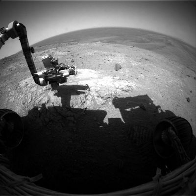 Robotic Arm at work (2) - Sol 646
Original caption:"Right Front Haz-Cam Non-linearized Full frame EDR acquired on Sol 646 of Spirit's mission to Gusev Crater at approx. 13:27:27 MLT".

Nota: due frames separati da circa un'ora e sei minuti. Un tempo davvero considerevole eppure un tempo breve: secondo Voi, che cosa è cambiato nel paesaggio ripreso?
Parole chiave: Mars Panorama - Husband's Hill Summit - Outcrops