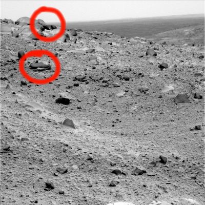Pseudo-rocks... (1) - Sol 648
Cerchiatura rossa: due esempi di quelle formazioni superficiali che il Dr Feltri chiama "pseudo-rocce". 
E dietro la dizione "pseudo-roccia", come ovvio, c'è la chiave di lettura di questa, forse per noi terrestri un pizzico "inquietante", fenomenologia caratteristica di Marte.
E non solo...
Parole chiave: Mars rocks, sand and debris - Controversial Image