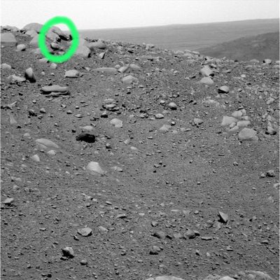 Pseudo-rocks... (2) - Sol 648
Erano le 11:18:32 MLT quando il frame precedente è stato ottenuto. Ora sono le 11:19:26. E' cambiato qualcosa, a parte il filtro colore usato dalla PanCam (che nel primo frame era il n. 2 ed ora è il n. 6)? Forse si. 
E comunque, se portate il frame sino al full size e poi controllate l'area cerchiata in verde, noterete una piccola ombra quadrata "anomala" che si trova accanto all'ombra ellissoidale la quale, invece, sembra naturale. 

La vedete? 
E' un'ombra "anomala" o una "chiazza nera digitale" (alias "cancellatura)?
Parole chiave: Mars rocks, sand and debris - Controversial Image