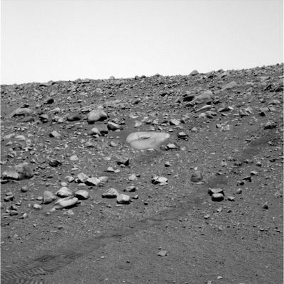Rocky landscape and a strange stone... - Sol 648
Il macigno che ci aveva incuriosito e che avevamo portato alla Vostra attenzione qualche giorno fa sembra ora aver "intrigato" anche la NASA: eccolo qui, infatti, in questo bel frame PanCam relativo al Sol 648! Forse non c'è nulla che "poggia" sul grande macigno bianco e, forse, c'è una notevole crepa proprio nel suo mezzo: difficile a dirsi... La qualità del frame non è eccelsa, ma la Singolarità costituita da questo masso è del tutto evidente.

Original caption:"Left PanCam Non-linearized Full frame EDR acquired on Sol 648 of Spirit's mission to Gusev Crater at approx. 11:21:50 MLT. Camera commanded to use Filter 6 (482 nm)". 
Parole chiave: Mars rocks, sand and debris - Controversial Image