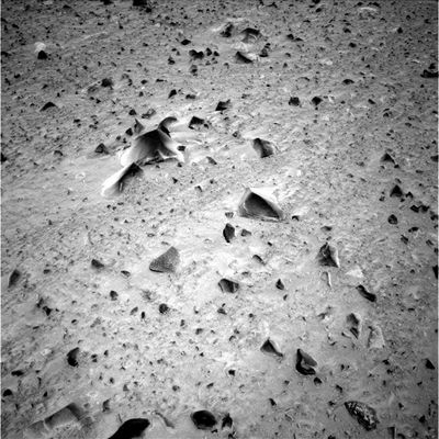Curious and interesting stones (1) - Sol 652
Latest update from the Mission Control:"Spirit is healthy and the Team operated in "restricted Sols" from Sol 647 to 654. 
(Restricted Sols occur when the timing of the communications pass from the Odyssey orbiter is too late in the day to gather vital location and health information about the Rover after it executed recent commands. The Team back on Earth must wait until the next Sol to find out where and how the Rover is).

The Team planned two long Mössbauer integrations and drove 34 meters (112 feet). On Soles 653 and 654, the Team planned targeted remote sensing of the "East Basin". This is one of the last opportunities to image it before the basin is no longer in sight.
Spirit also completed three overnight observations. The Team returns to standard planning sols the week of Nov. 7, intending to continue driving downhill".
Parole chiave: Mars rocks, sand and debris
