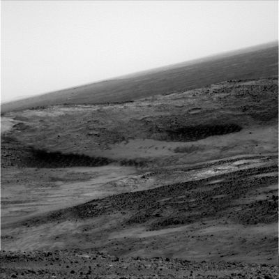 East Basin - Sol 653
Un'immagine di questo tipo (teoricamente bellissima) avrebbe meritato una definizione di gran lunga migliore di quella che la NASA ha pensato bene di "postare" sul Sito Ufficiale MER. 
In ogni caso, anche se le elaborazioni fattibili (e significative) su questo tipo di frame non sono molte, abbiamo un possibile/plausibile argomento di discussione: forse che sul fondo del cratere denominato East Basin ci sono - per caso... - delle dune nere (o, comunque, di colore molto scuro) che tanto ricordano le Dark Dunes delle aree Marziane Polari e presso-Polari? 
O si tratta di un effetto ingannevole determinato dal tipo di filtro/colore usato?

Voi che dite?!?
Parole chiave: Mars Panorama - East Basin