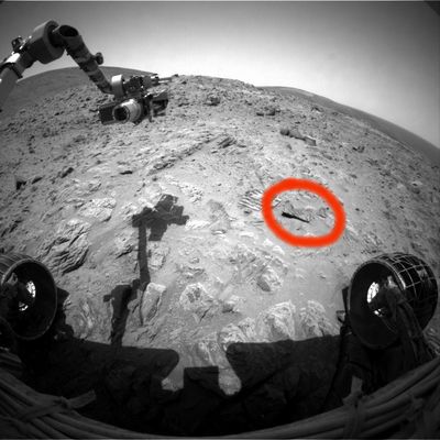 Robotic Arm (RA) at work - Sol 660
Un'immagine che arriva dalla Front Haz-Cam e che ci mostra, assieme al RA che si muove sopra le solite rocce, una configurazione del suolo che abbiamo già visto altre volte e che non smette mai di sorprenderci: una sorta di "roccia laminare", parzialmente solevata dalla superficie e che ci mostra evidenti crepe (lato Dx) ed un curioso intreccio di rilievi sulla sua sommità. Ad un'occhiata disattenta, una roccia come questa può anche sfuggire ma, una volta individuata ed elaborando il frame, il sospetto che si tratti di un "pezzo" (un "frammento") di una struttura più complessa ed ormai in rovina (nonostante le speculazioni di marca Hoaglandiana al riguardo non ci abbiano mai convinto), può anche venire.
Parole chiave: Mars rocks, sand and debris - Controversial Image