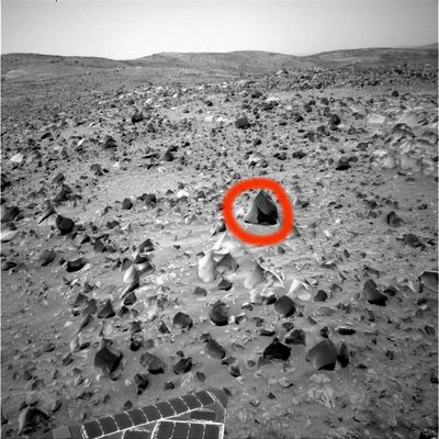 Rocky Panorama (1) - Sol 660
Cerchiatura Rossa: una pseudo-roccia dalla forma curiosa. L'ombra nera che la copre è un'ombra impossibile.

Nota: chiamiamo "ombre impossibili" quelle ombre che, per la forma che hanno o per la posizione che assumono rispetto al paesaggio, all'oggetto su cui si stagliano ed all'ora della giornata Marziana, non possono - a nostro parere - esistere in natura. 
Si tratta, a nostro avviso, di "coperture digitali", diverse dalla "piallatura" (la quale sfuma il dettaglio sino a renderlo irriconoscibile); oppure dalla cosiddetta "cesoiatura" (la quale elimina il dettaglio creando una sutura fotografica disallineata - i panorami lunari di Apollo e di Marte-Pathfinder insegnano). Questa "copertura digitale" (che il Dr Feltri chiama "ombra strategica"), si risolve in una vera e propria "pennellata nera" sul rilievo che si vuole coprire e questo frame ne costituisce un eccellente esempio.
Parole chiave: Mars Panorama - Rocks, Outcrops and Boulders - Controversial