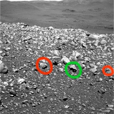 Rocky Panorama (4) - Sol 660
Cerchiature Rosse: a Sx, una bizzarra pseudo-roccia caratterizzata da una profonda crepa e da dettagli superficiali "piallati"; a Dx, una pseudo-roccia con "buco" (oppure con "ombra circolare") sulla sua superficie.

Cerchiatura Verde: un'altra - a nostro parere - ombra impossibile (la si può verificare portando il frame al full-size e poi ingrandendo l'immagine - e cercando di non "sgranarla").
Parole chiave: Mars rocks, sand and debris - Controversial Image