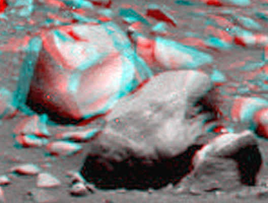 Rocky Panorama (5) 3D and detail mgnf - Sol 660
Ed ora, grazie al Dr Feltri, la versione ingrandita e tridimensionale del dettaglio "inquietante": la roccia che si trova dietro ai due macigni in primo piano sembra davvero avere due "occhi"...
Parole chiave: Mars Panorama - Rocks, Outcrops and Boulders - Controversial